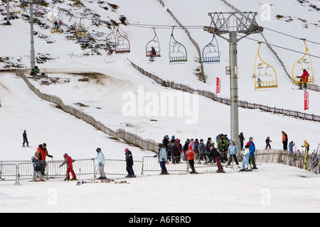 Skifahrer im Lecht Ski Centre und Resort Tomintoul Road, Donside, Aberdeenshire, Schottland, Stockfoto