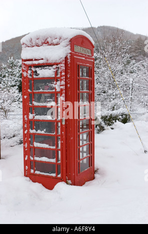 Aufgeführten K 6 rote Englische Telefonzelle im Dorf Inverey, Braemar, Aberdeenshire, Schottland, Stockfoto
