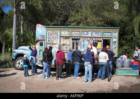 Kunden Schlange stehen am Anandapur Eiswagen, Animal Kingdom, Disney World, Orlando, Florida, USA Stockfoto