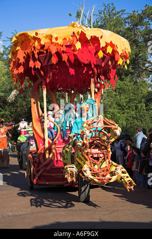 Bunte Schwimmer, Mickys Jammin Dschungel-Parade, Animal Kingdom, Disney World, Orlando, Florida, USA Stockfoto