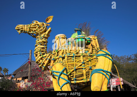 Kamel-Modell Float und Schlagzeuger, Mickys Jammin Dschungel-Parade, Animal Kingdom, Disney World, Orlando, Florida, USA Stockfoto