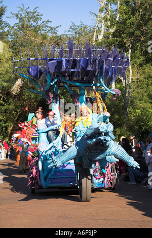 Bunte Schwimmer, Mickys Jammin Dschungel-Parade, Animal Kingdom, Disney World, Orlando, Florida, USA Stockfoto