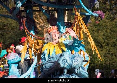 Mädchen fahren bunte Schwimmer, Mickys Jammin Dschungel-Parade, Animal Kingdom, Disney World, Orlando, Florida, USA Stockfoto