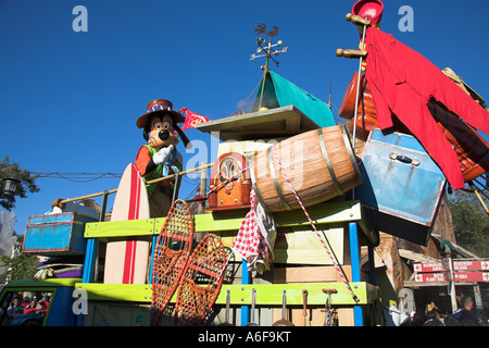 Goofy verschieben Haus Inhalts, Mickys Jammin Dschungel-Parade, Animal Kingdom, Disney World, Orlando, Florida, USA Stockfoto