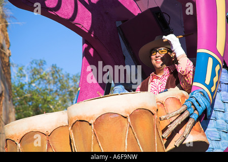 Schlagzeuger auf Float, Mickys Jammin Dschungel-Parade, Animal Kingdom, Disney World, Orlando, Florida, USA Stockfoto