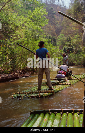 Trekker Pol Bambus Flöße am Pai River, Thailand Stockfoto