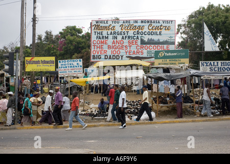 Afrikanische beschäftigt Straßenszene mit Stall und Plakatwänden Mombasa Kenia in Ostafrika Stockfoto