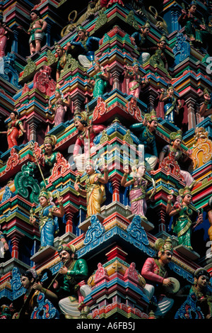 Kleine Figuren und leuchtenden Farben schmücken das äußere von der Sri-Mariamman-Tempel-Singapur Stockfoto