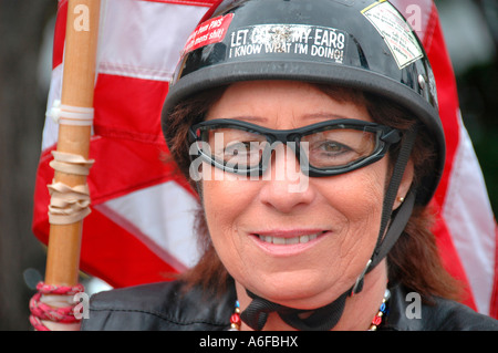 Vietnam-Tierärztin und Radhelm und Flaggenbiker kick Senior Stockfoto