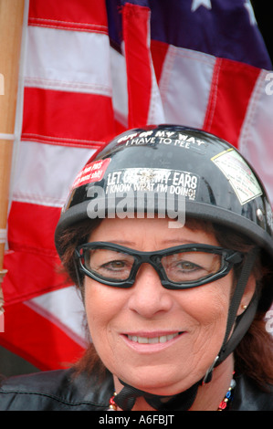 Vietnam Tierärztin und Radhelm und Flaggenbiker-Küken Stockfoto