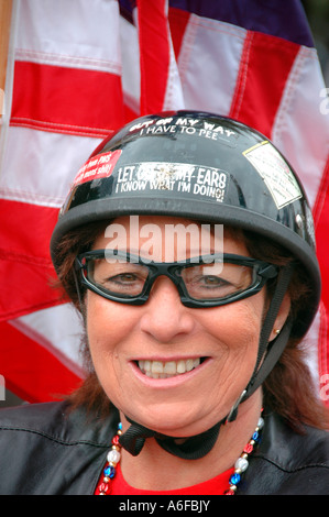 Vietnam Tierärztin und Radhelm und Flagge Stockfoto