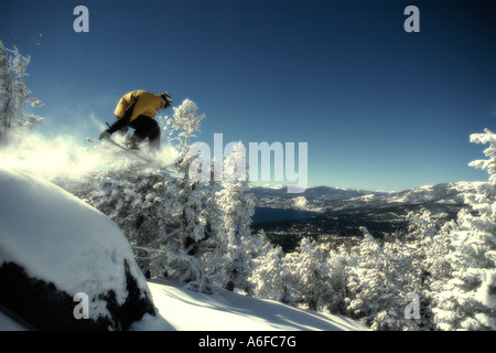 Ein Snowboarder springen im Pulverschnee über dem Lake Tahoe in Nevada Stockfoto