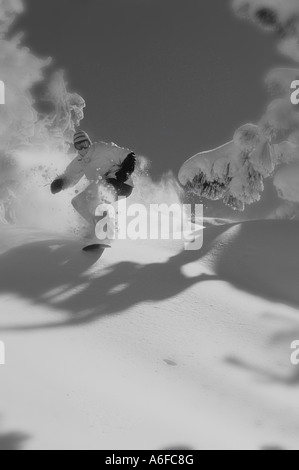 Ein schwarz-weiß Foto von einem Snowboarder im Pulverschnee bei Diamond Peak in Nevada Stockfoto