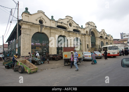 Handkarren und Fahrzeuge parkten außerhalb zentraler Obstmarkt in Mombasa Kenia in Ostafrika Stockfoto