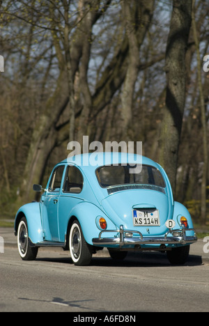 VW Käfer in hellblau parkten auf der Straßenseite Deutschland Stockfoto