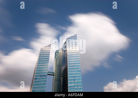 Wolkenkratzer und bewegende Wolken München Bayern Deutschland Stockfoto