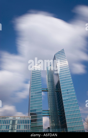 Wolkenkratzer und bewegende Wolken München Bayern Deutschland Stockfoto