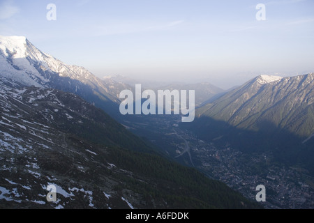 Blick auf das Tal von Chamonix von hoch oben in den französischen Alpen Stockfoto