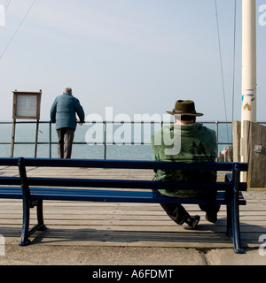 hintere Ansicht zwei Männer Aberystwyth Promenade Blick auf das Meer, Wales UK Stockfoto