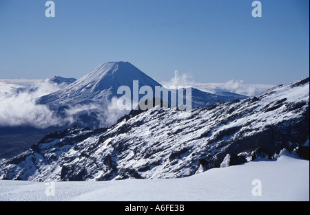 Winter-Blick auf Mount Ngauruhoe aus Mt Ruapehu Tongariro National Park Nordinsel Neuseeland Stockfoto