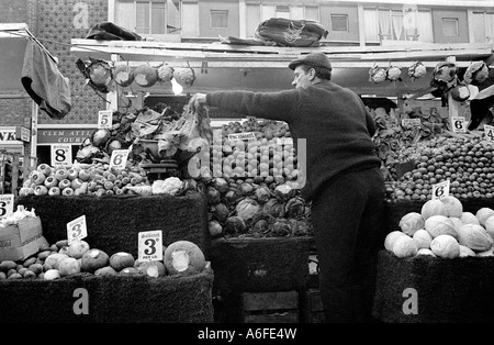 Marktstand in North End Road Fulham London Großbritannien 1967. Stockfoto