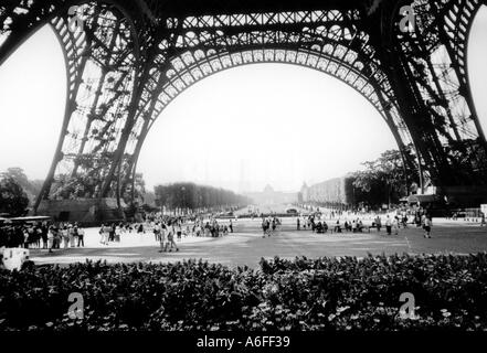 an der Basis des Eiffelturmes strukturieren Paris Frankreich Stockfoto