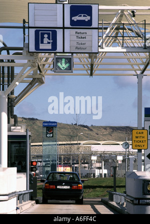 Mautstelle Channel Tunnel terminal Folkestone Kent der Check-in Terminal an der Channel Tunnel Folkestone in england Stockfoto