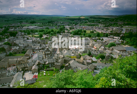 Birdseye Blick auf Settle von Castleberg Hill, Ribblesdale, North Yorkshire, England, UK. Stockfoto