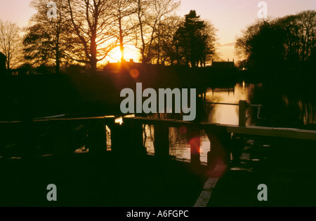 Sonnenuntergang über gargrave Lock, Leeds - liverpool Canal, Skipton, North Yorkshire, England, UK. Stockfoto