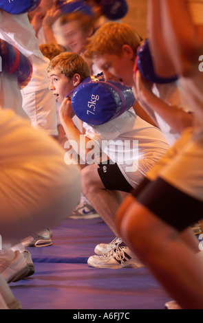 POWERBAG WIDERSTAND TRAINING TASCHEN VON SCHÜLERN AN DIE BISCHÖFE VON HEREFORD SCHULE HEREFORDSHIRE UK VERWENDET WIRD Stockfoto