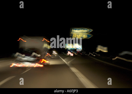 Nachtverkehr auf der Autobahn A8 Alzburg München am Brunntaldreieck in der Nähe von München Stockfoto