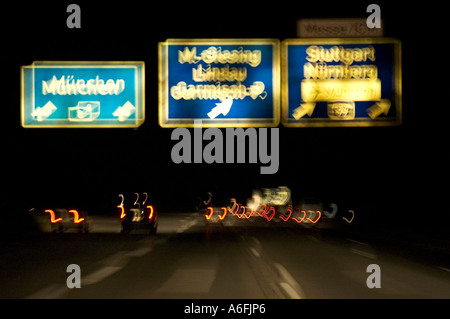 Nachtverkehr auf der Autobahn A8 Alzburg München am Brunntaldreieck in der Nähe von München Stockfoto