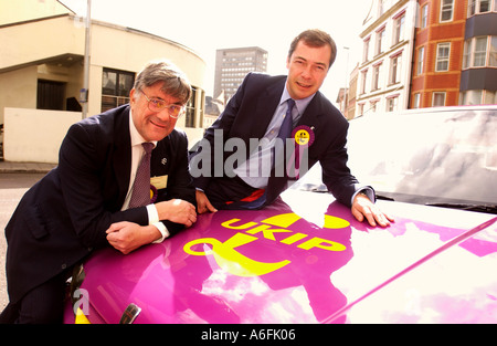 DER UK INDEPENDENCE PARTY UKIP 2004 KONFERENZ IN DER COLSTON HALL BRISTOL 10. OKTOBER 2004 PARTEICHEF ROGER KNAPMAN MEP MIT LINKS Stockfoto