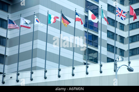 Fahnen aus verschiedenen Ländern aus der ganzen Welt in Los Angeles Kalifornien USA geflogen Stockfoto