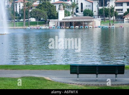 Leere Parkbank mit Blick auf See in Los Angeles Kalifornien USA Stockfoto