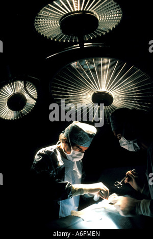 Chirurgen im OP-Saal Stockfoto