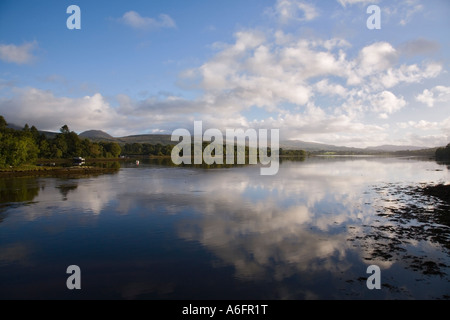 Gezeiten Kenmare River im frühen Morgenlicht und Himmel spiegelt sich in ruhigem Wasser Kenmare Co Kerry Irland anzeigen Stockfoto