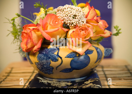 Bukett von Rosen und andere gemischten Blumen Stockfoto