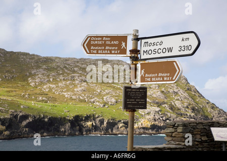 Beara Weg lange Fußweg Wegweiser nach dursey Island auf Ring of Beara touristische Route auf der Beara Halbinsel County Cork Irland Irland Stockfoto