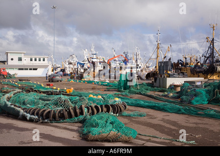 Fischernetze ausgebreitet auf Dock im Hafen von Castletownbere International Fischerhafen auf Beara Halbinsel Co Cork Irland Stockfoto