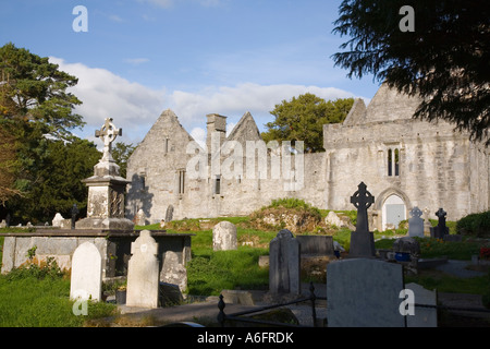 Muckross Abbey Ruinen und Grabsteine in Muckross Immobilien in Killarney "nationalen ^ Park' Co Kerry Irland Stockfoto