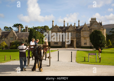 Pferdekutsche Kutsche Auto und Besucher vor Muckross House Killarney Co Kerry Irland Stockfoto