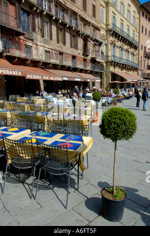 Tische gedeckt, außen Cafeterien in Il Campo Siena Toskana Italien Europa Mittelmeer Stockfoto