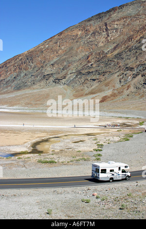 RV Passanten bei Badwater im Death Valley Nationalpark, Kalifornien Stockfoto