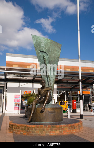 Bronzestatue in zentralen Platz mit Geschäften in Gunwharf Quays Portsmouth Hampshire England UK Stockfoto