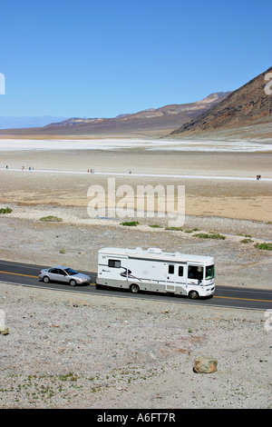 Wohnmobil Passanten bei Badwater im Death Valley Nationalpark, Kalifornien Stockfoto