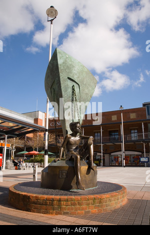 Bronzestatue in zentralen Platz mit Geschäften an Gunwharf Quays Portsmouth Hampshire in England Stockfoto