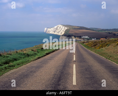 Tennyson Erbe Küste Ansicht West entlang geradeaus auf Kreidefelsen von Tennyson Down Süßwasser Bay Isle of White England Stockfoto