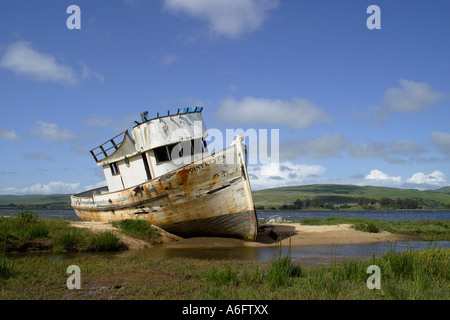 Ein Boot sitzt an einem Meeresarm-Strand in der Nähe von Point Reyes Kalifornien geerdet Stockfoto