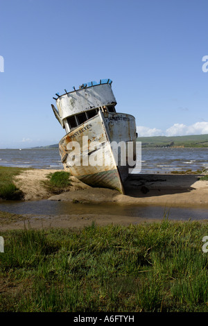 Ein Boot sitzt an einem Meeresarm-Strand in der Nähe von Point Reyes Kalifornien geerdet Stockfoto
